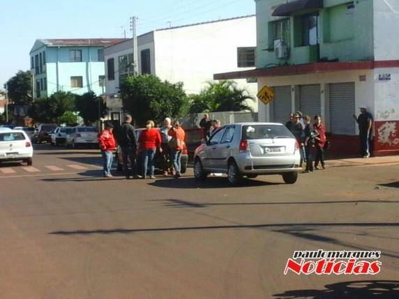 Veículos se envolveram em acidente 

próximo a uma faixa de segurança
