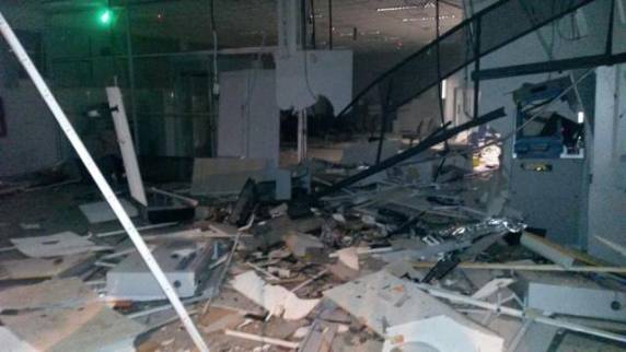 Uma das agências foi destruída com explosivos