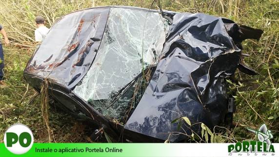 O motorista que é um policial militar de Porto Alegre 

sofreu apenas arranhões. O veículo ficou destruído