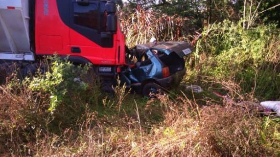 Colisão frontal envolveu um caminhão e um Fiat Uno