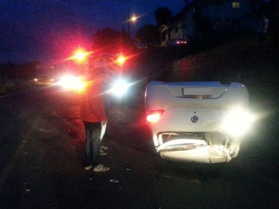 Acidente aconteceu por volta das 18h deste sábado (9) na BR-282.
No mesmo horário, carro capotou e idoso teve lesões graves no Oeste.