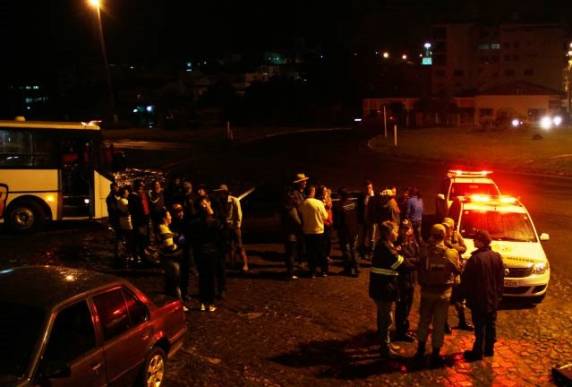 Segundo testemunhas, veículo que levava fiéis teve problema em subida