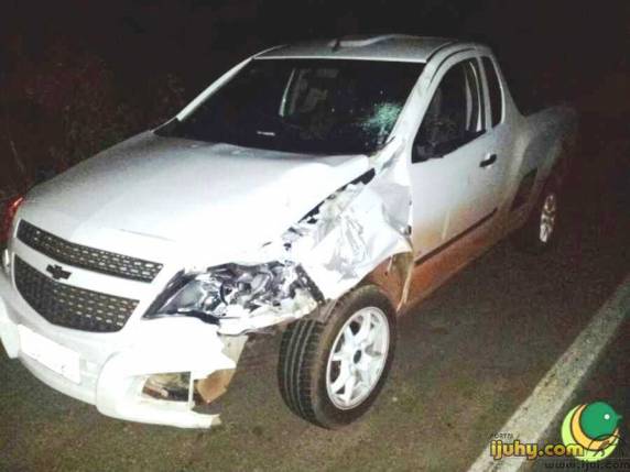 Com o impacto da colisão, o jovem foi arremessado para o 

acostamento e devido a gravidade dos ferimentos, morreu no local