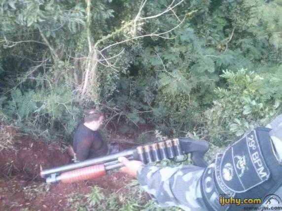 Homem fugiu em alta velocidade após ser abordado, colidiu contra uma viatura, atirou nos policiais e só parou ao ser baleado no joelho