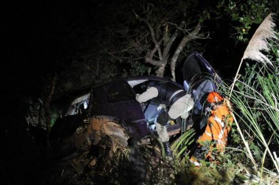 Depois da colisão, carro saiu da pista e caiu em barranco