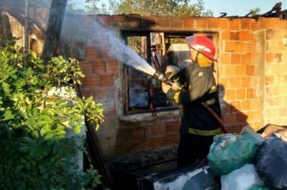 Bombeiros 

Voluntários usaram 7 mil litros de água para controlar o fogo e resfriar as casas vizinhas