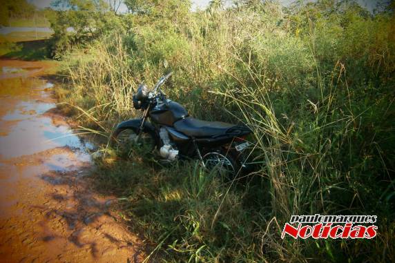 Veículo foi abandonado próximo de um mato