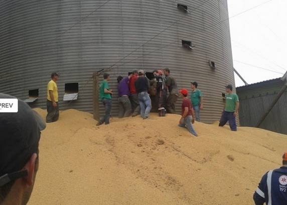 Enquanto a carga saía do silo, máquinas agrícolas 

iam retirando os grãos do caminho