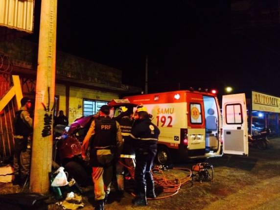 Carro com quatro ocupantes bateu em um 

poste na madrugada desta sexta