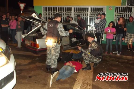 O veículo quase parou dentro de uma loja