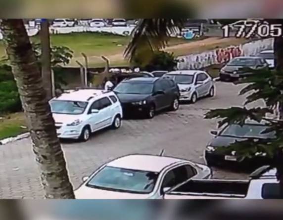 Homem arromba carro na Praia Brava, em Itajaí, na companhia de mulher e criança