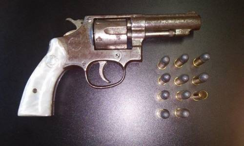 Durante o registro da ocorrência ela deixou 

com a polícia um revolver calibre pertencente ao agressor