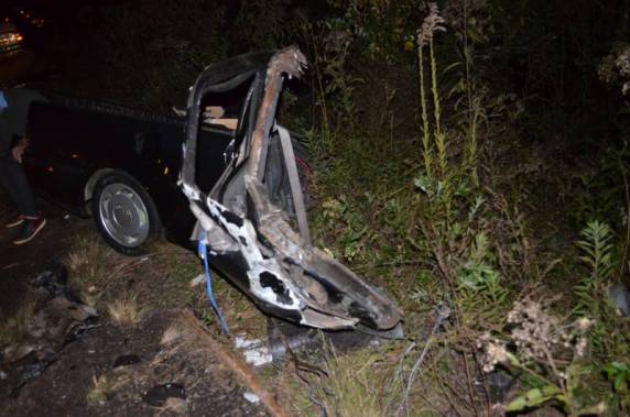 Colisão frontal entre Saveiro e caminhão no Km 395 foi tão violenta que partiu o automóvel em três pedaços e o corpo da vítima em duas partes