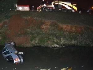 Blazer ficou parcialmente submersa no Carahá, em Lages