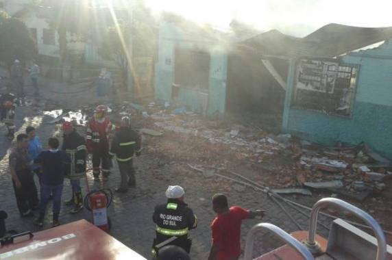 26 bombeiros de quatro municípios da região trabalharam para conter as chamas no local