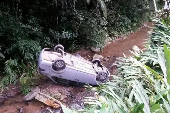 Mulher 

que conduzia o veículo sofreu ferimentos leves e foi levada para atendimento médico