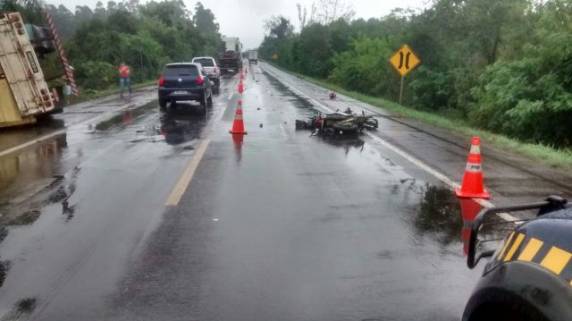 Segundo a Polícia Rodoviária Federal, um dos veículos foi fazer uma ultrapassagem no km 331 e ocorreu a colisão