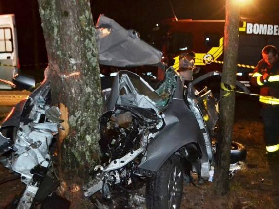 Carro ficou destruído e homem de 55 anos morreu no 

local, em Lages