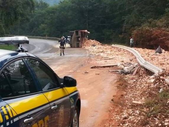 Acidente aconteceu na manhã desta segunda-feira (25)