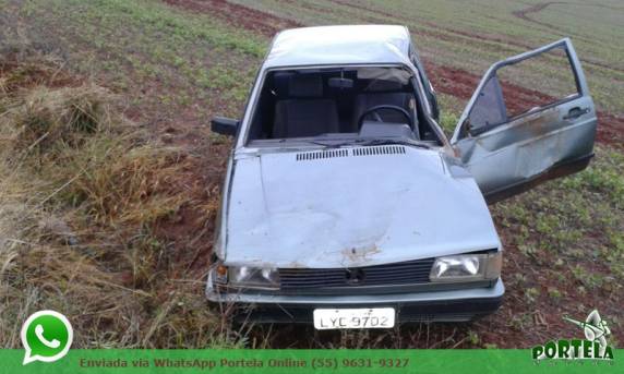 O Gol capotou fora da pista, mas o motorista saiu ileso
