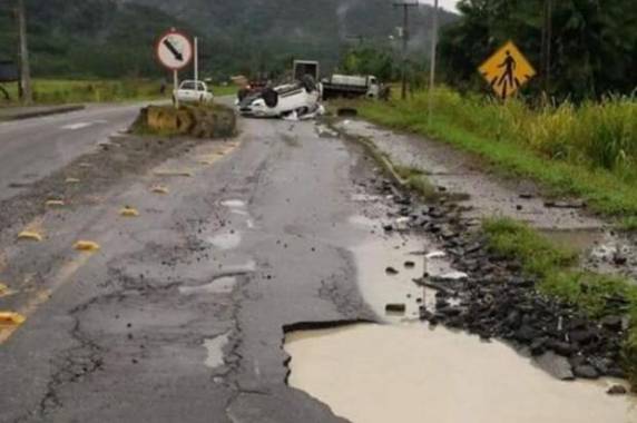 Segundo Polícia Rodoviária Estadual, 

acidente ocorreu por carro desviar de buraco na estrada