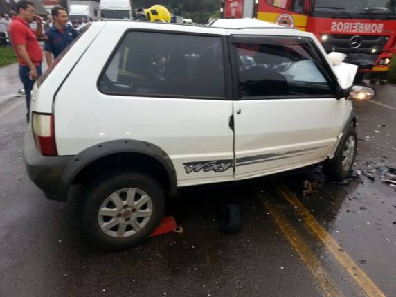 Motorista de Uno invadiu pista contrária e bateu de frente em um Livina