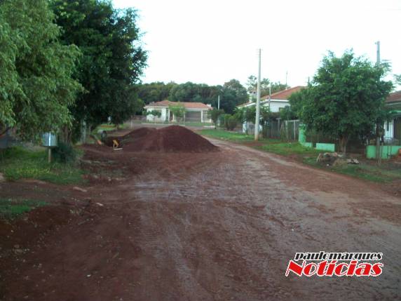Obra de calçamento da rua está paralisada 