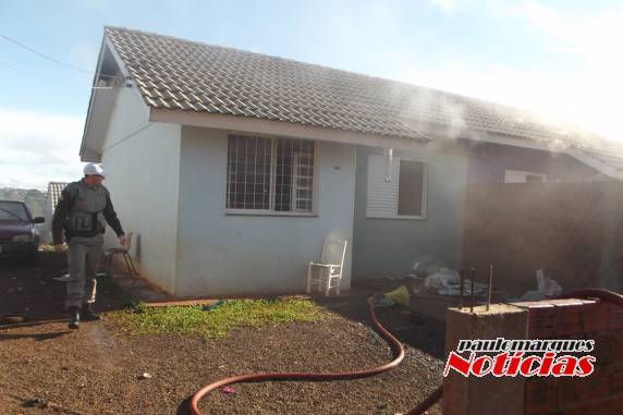 Bombeiros combateram o incêndio antes que a casa ao lado fosse atingida
