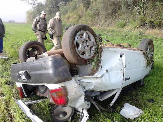 Motorista saiu a pé do Gol capotado, foi socorrido e não avisou sobre vítima