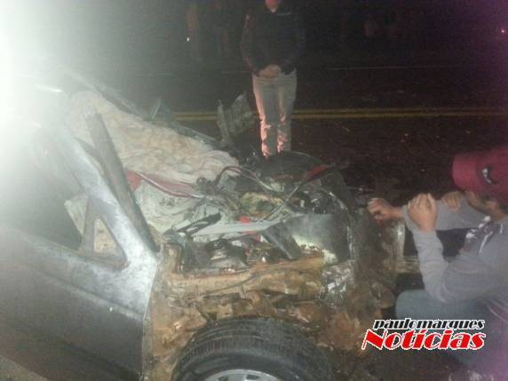 Jovem de 22 anos não resistiu aos ferimentos na colisão de um automóvel e uma carreta