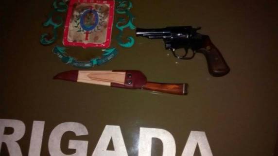 Acusado teria apontado a arma para o condutor de um veículo, na Rua São João