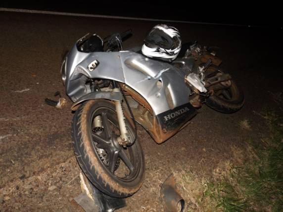 Condutor da moto sofreu fratura exposta na perna e lesão no quadril