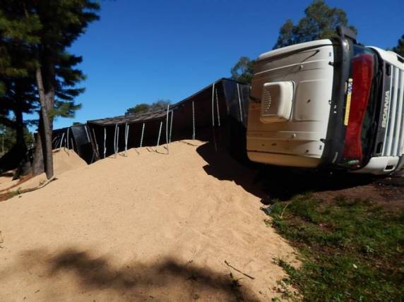 Acidente aconteceu quando a composição bi-trem se descontrolou ao passar pelo trevo tombando fora da pista