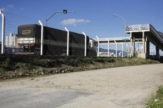 Eles reclamam que a via de chão batido, que passa atrás da balança de pesagem de caminhões, fazia a ligação entre as marginais da BR-101 e facilitava 

o fluxo de veículos no local