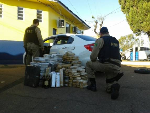 Homem foi flagrado pela Receita e PRF 

com mais de 350 kg na BR-290