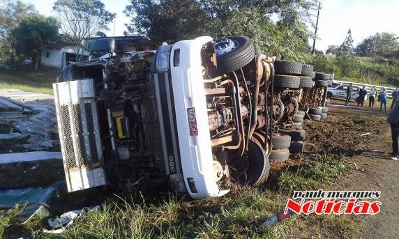 O caminhão estava carregado com peças para montar roupeiros; o motorista não se feriu 