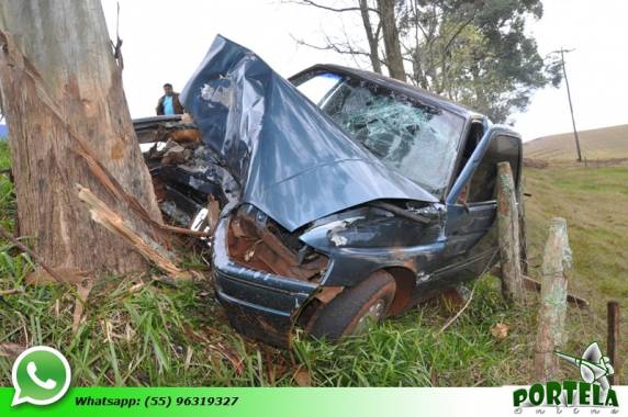 Com o impacto o motor do Ford Escor ficou destruído