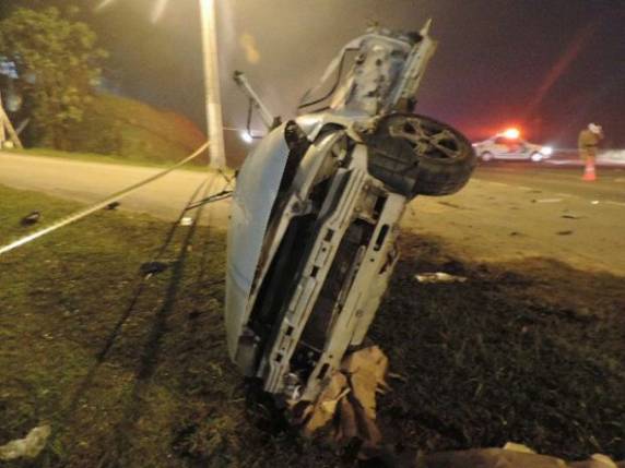 A motorista do Celta, que estava sozinha no veículo, morreu na hora