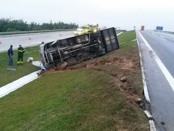 Veículo tombou no canteiro central da rodovia, no km 32, diz PRF