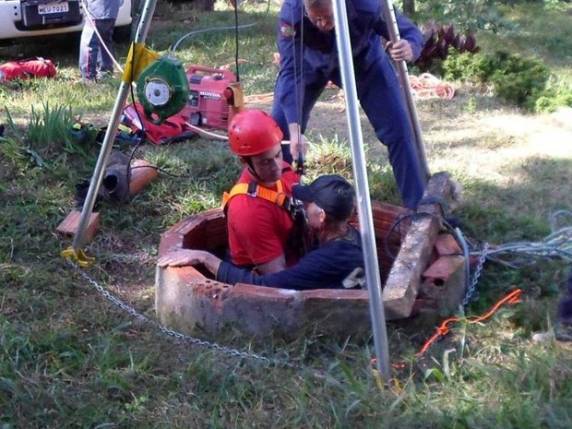 Segundo bombeiros, ele queria consertar o fio do motor do equipamento