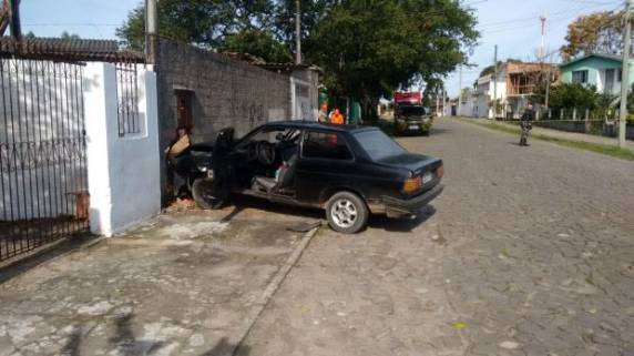 Suspeitos só se entregaram após baterem com o carro em um poste e colidirem com um muro