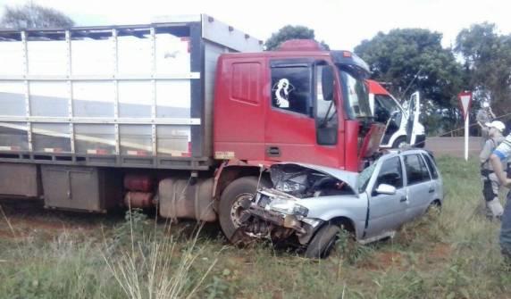 Caminhão atingiu 

veículo no entroncamento da BR-468 com a ERS-317 em Coronel Bicaco