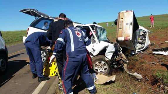 Saveiro e Blazer bateram de frente em uma reta