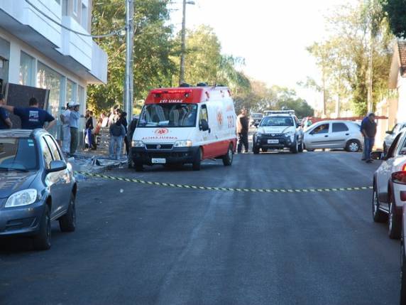 Segundo colegas, homem encostou equipamento em rede de alta tensão