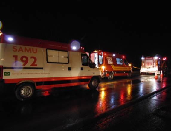 Caminhão e carro colidiram no início da madrugada deste sábado (13) entre Blumenau e Indaial
