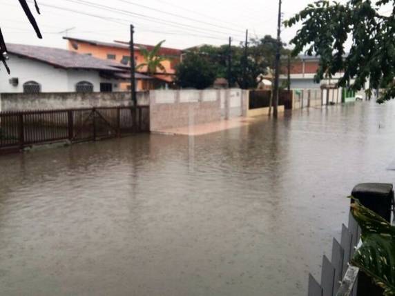 Rua da cidade de 

Gaspar ficou alagada neste sábado (13)