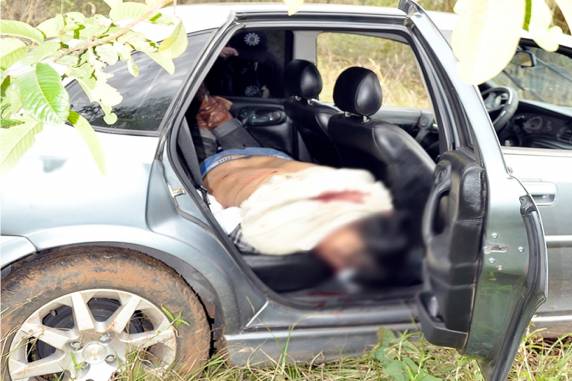 Corpo foi encontrado dentro do carro às margens do Rio Ijui
