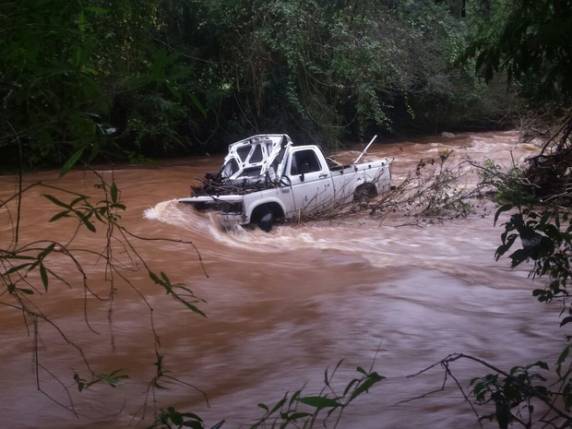 Motorista de 54 conseguiu levar filho, de 15, e mulher, de 46, até a 

margem