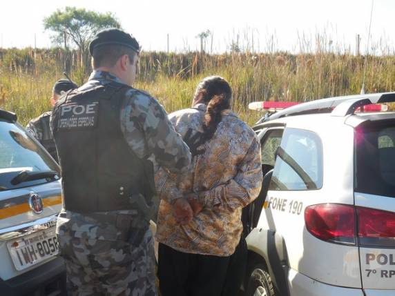 Suspeitos foram detido por porte ilegal de arma de fogo e estelionato