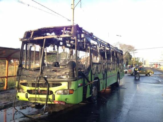 Veículo ficou completamente destruído, mas ninguém se feriu